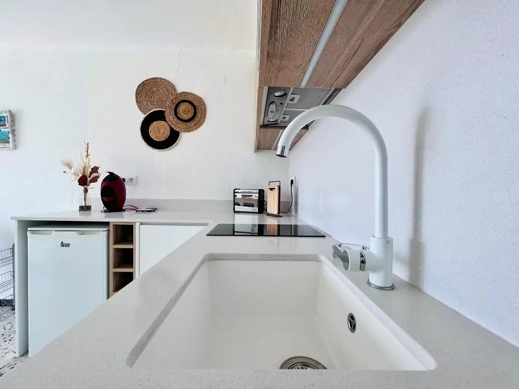 Sylvia 4A - Estudio En Primera Linea De Mar - Centrico - Terraza Vista Mar - Playa - Wifi Apartment Empuriabrava 0*,  Spain